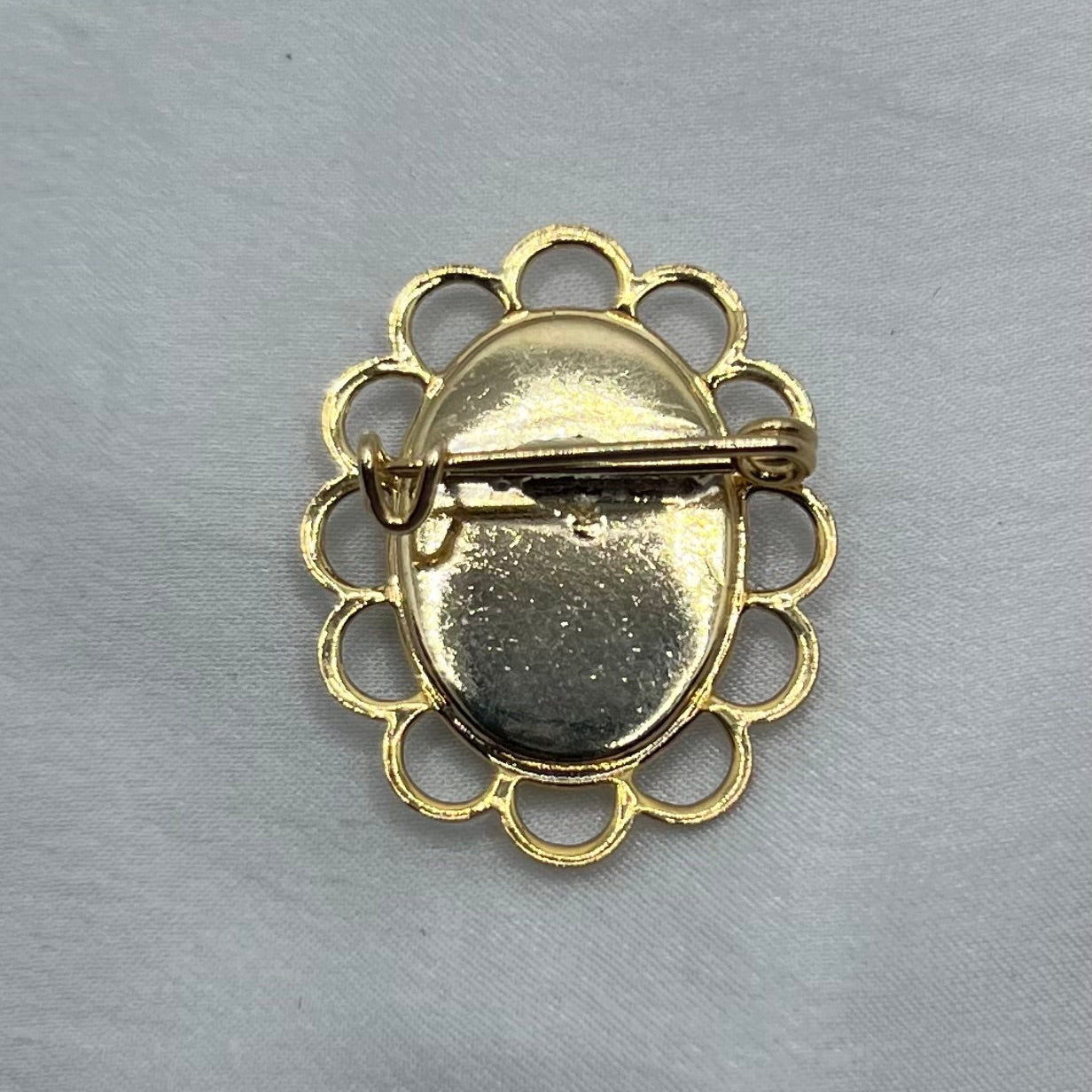 Vintage Romantic Scene Oval Brooch – Gold Tone Frame | 1980s UK