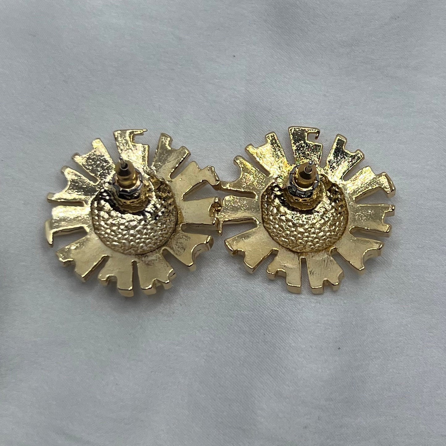 1980s Vintage White Flower Earrings – Floral Stud Earrings