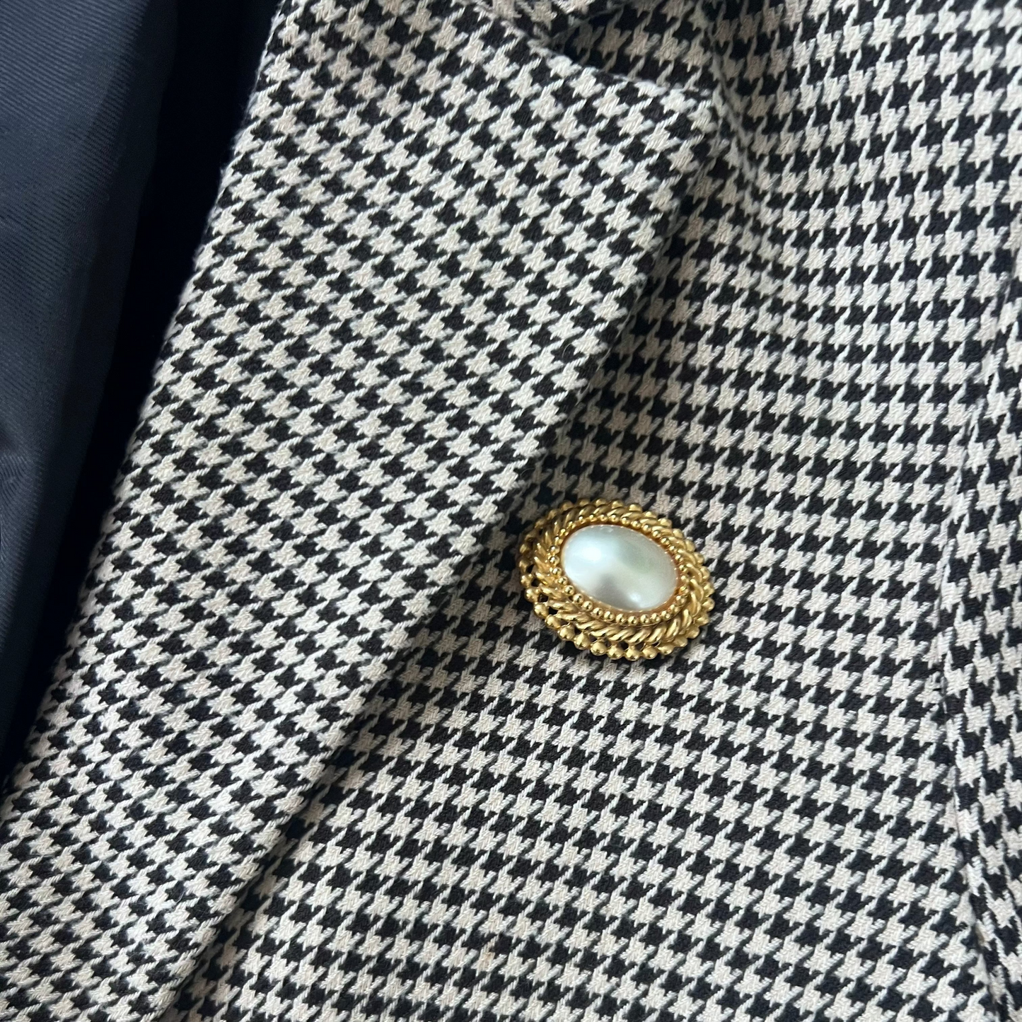 Vintage Lustrous Oval Pearl Brooch