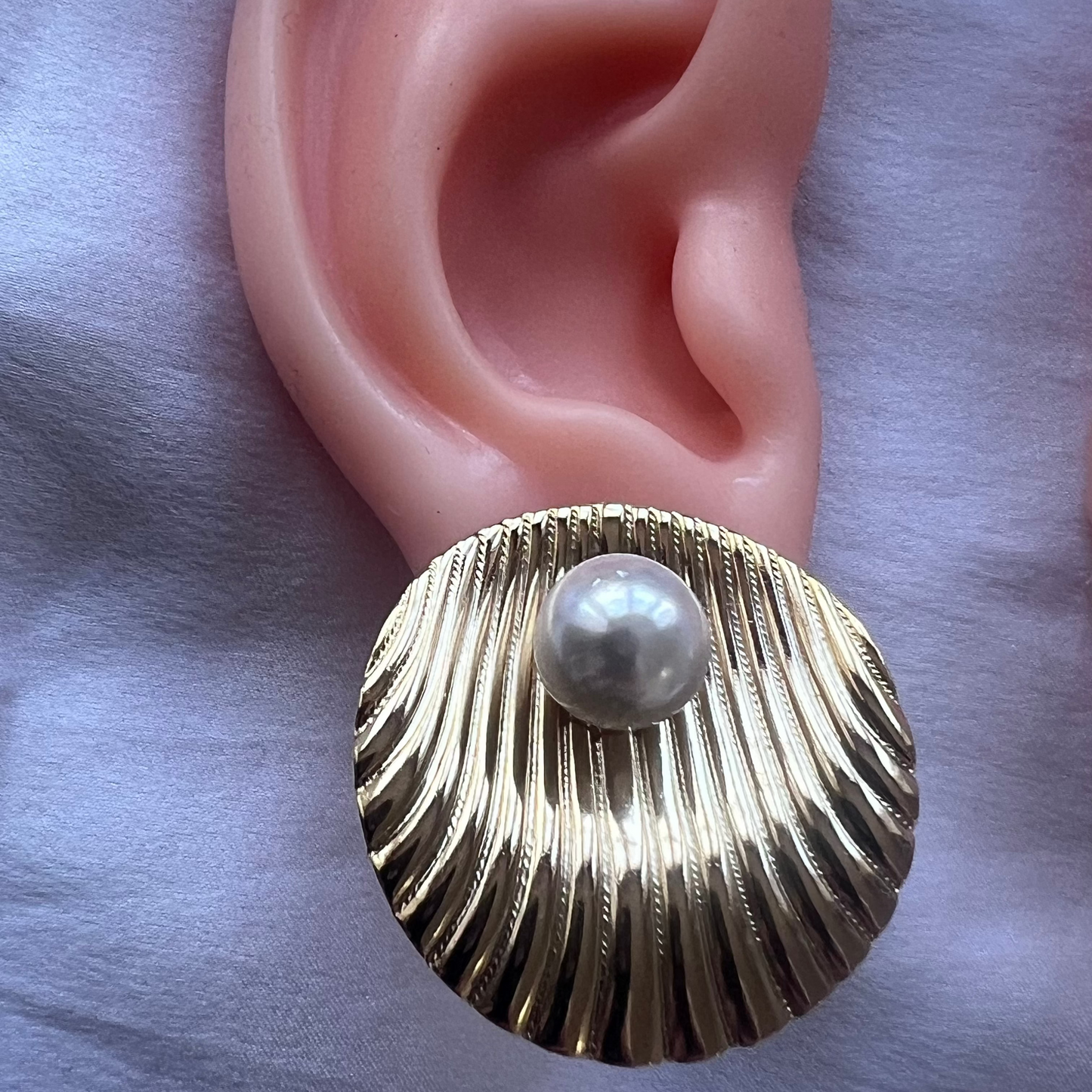 Vintage Shell Pearl Screw-back Earrings
