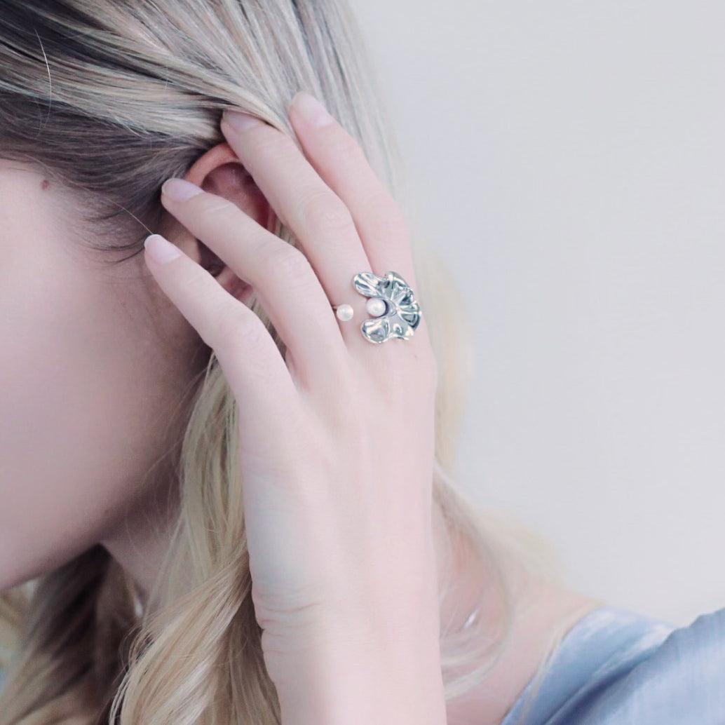 Time Ripple Ring – Modern Silver Ring with Elegant Texture