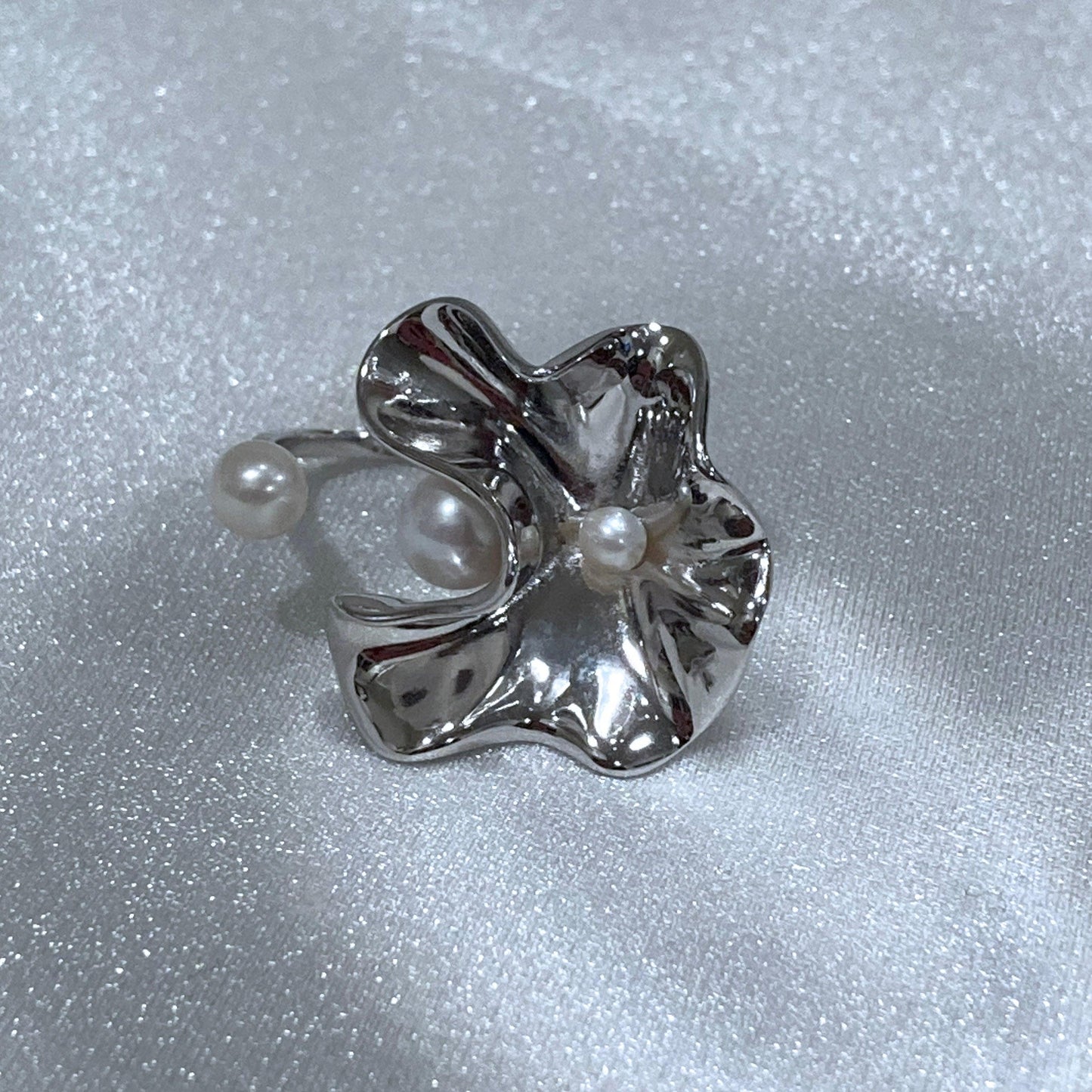 Time Ripple Ring – Modern Silver Ring with Elegant Texture