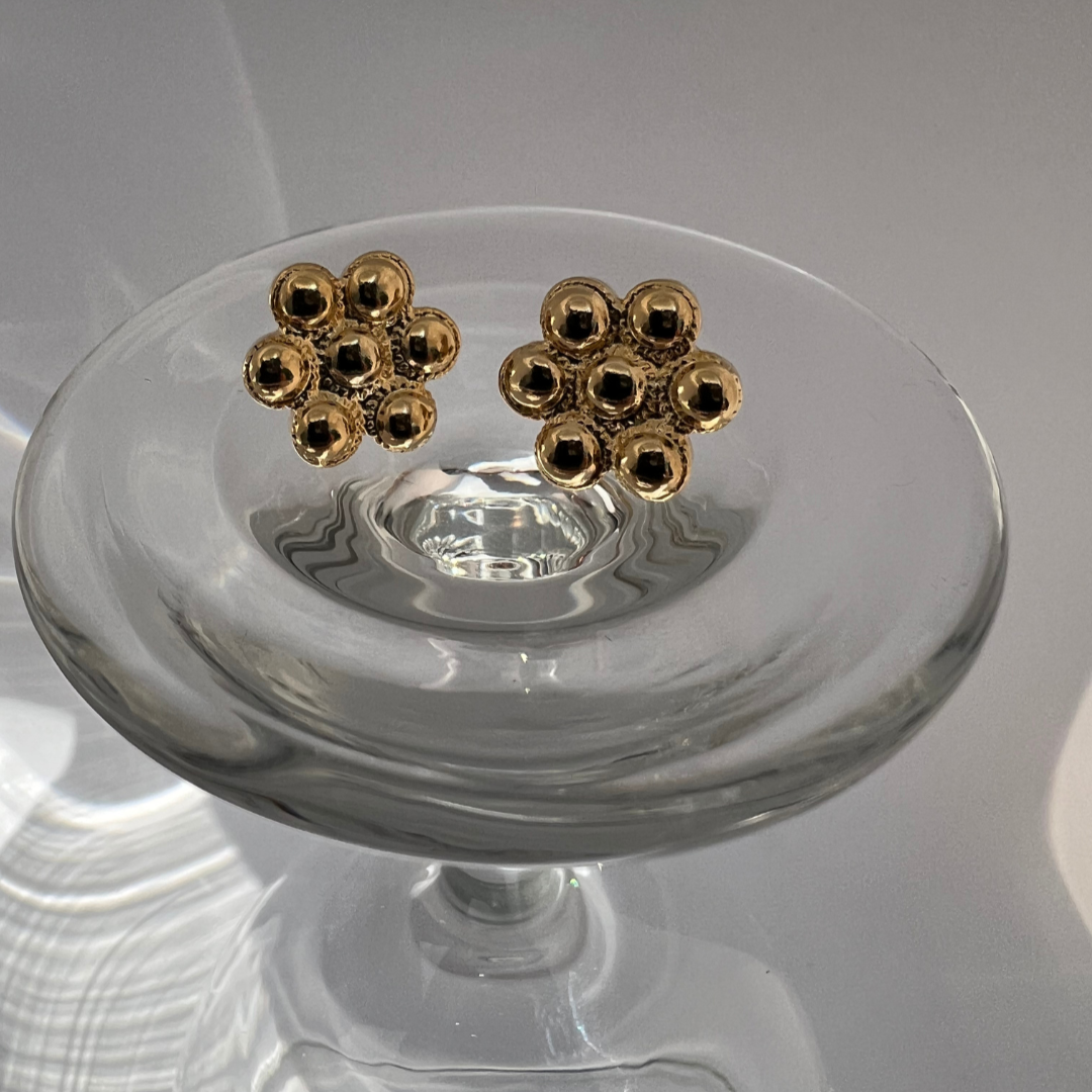1980s Gold Flower Pierced Earrings – Made in UK