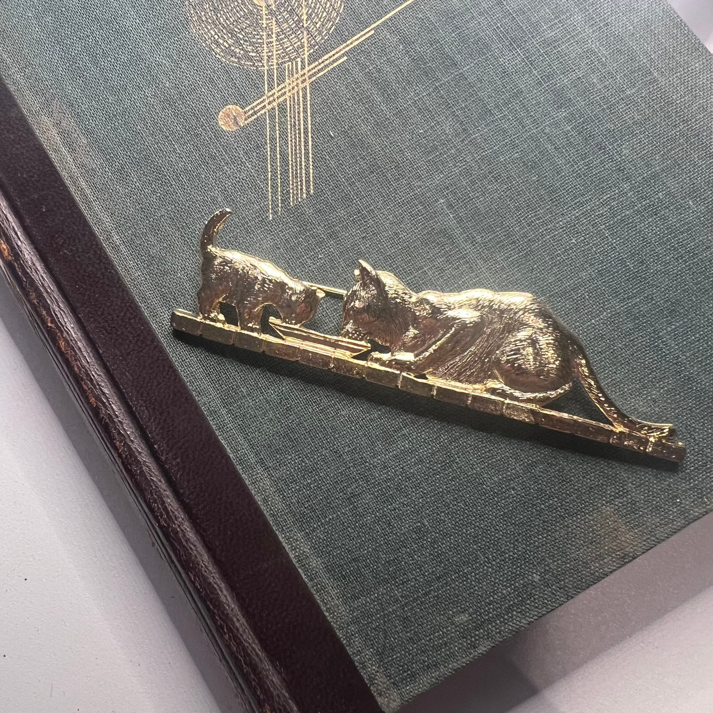 【デッドストック】ミルクを囲む猫の親子のヴィンテージブローチ｜1980sイギリス