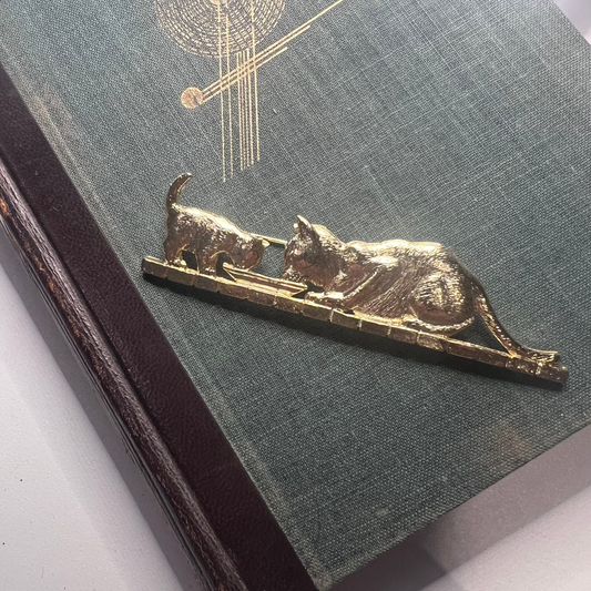 【デッドストック】ミルクを囲む猫の親子のヴィンテージブローチ｜1980sイギリス