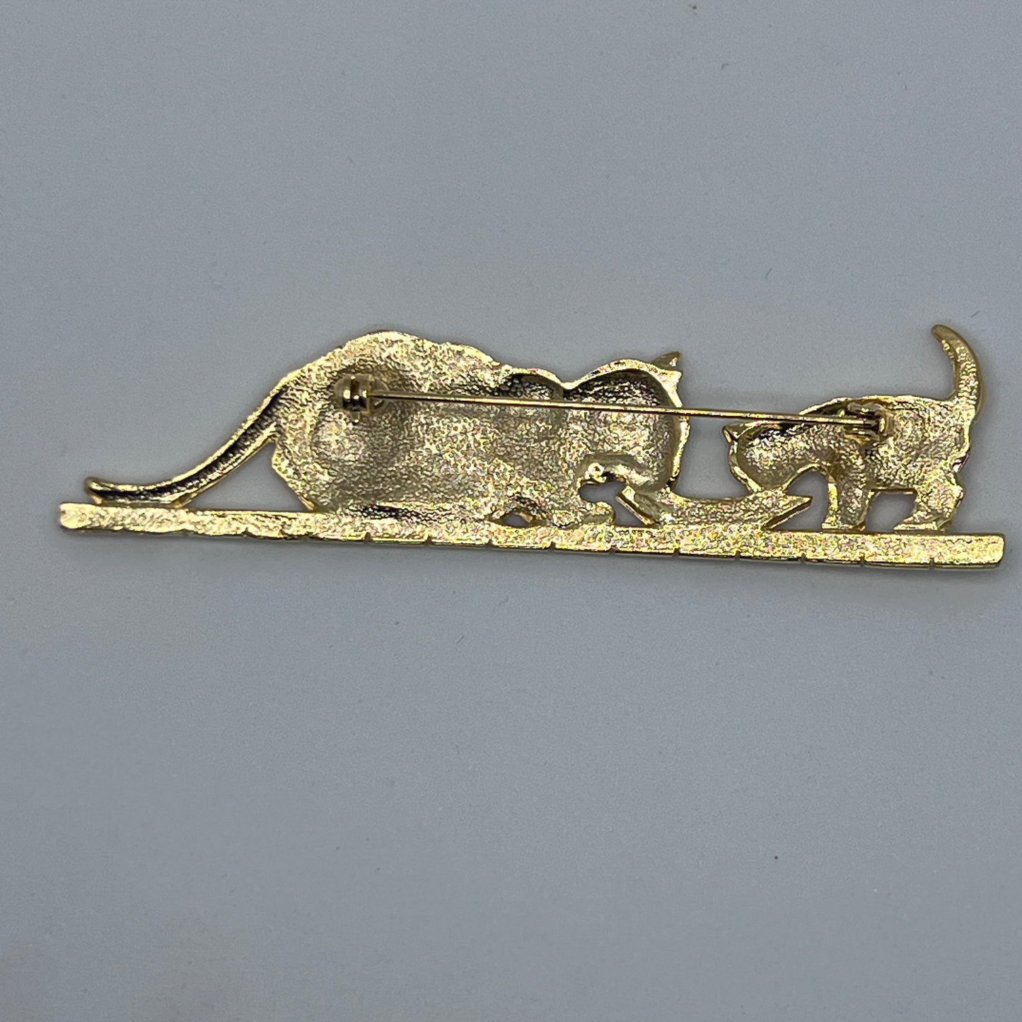 【デッドストック】ミルクを囲む猫の親子のヴィンテージブローチ｜1980sイギリス