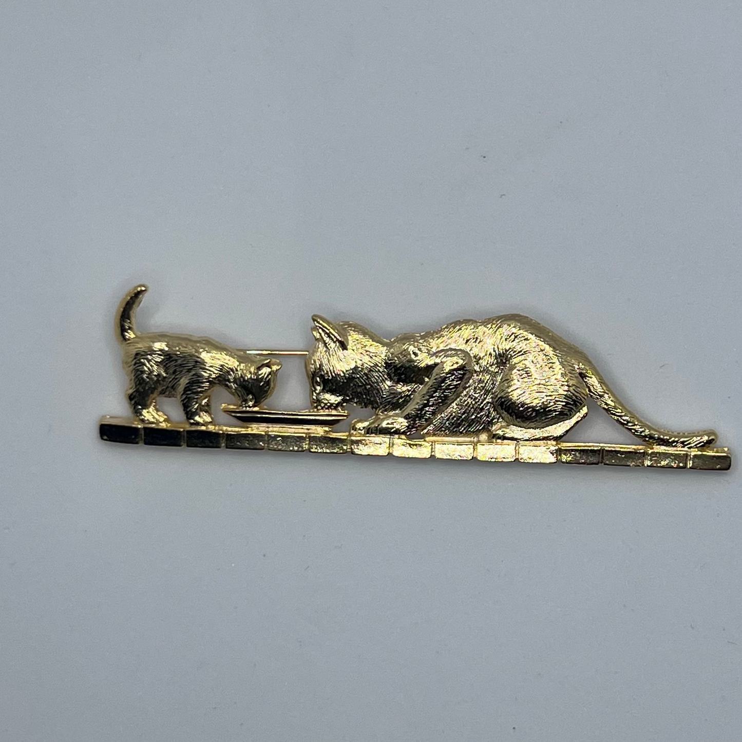 【デッドストック】ミルクを囲む猫の親子のヴィンテージブローチ｜1980sイギリス