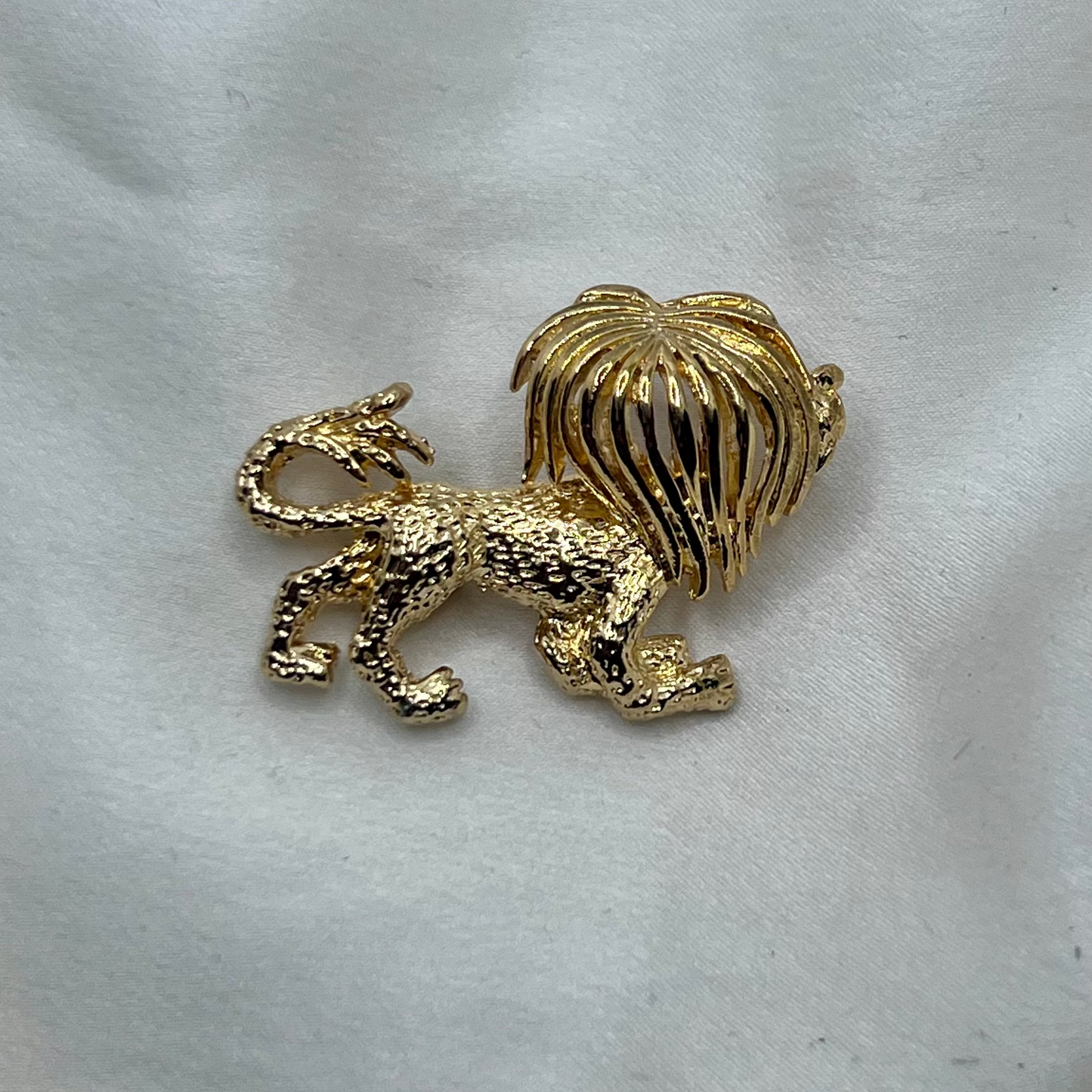 【デッドストック】タテガミなびくライオンの全身ブローチ｜1980sイギリス