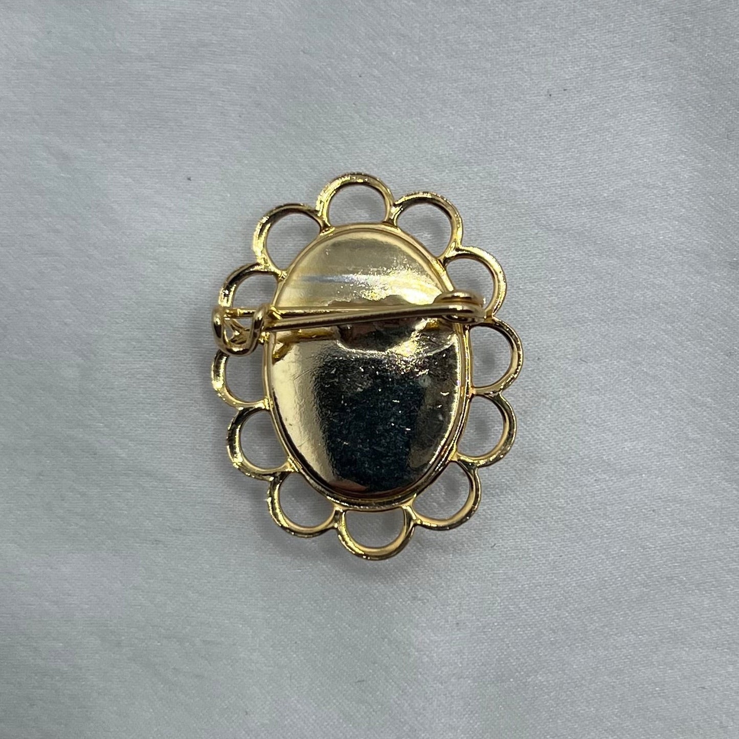 Vintage Oval Brooch – Gold Tone Frame | 1980s UK