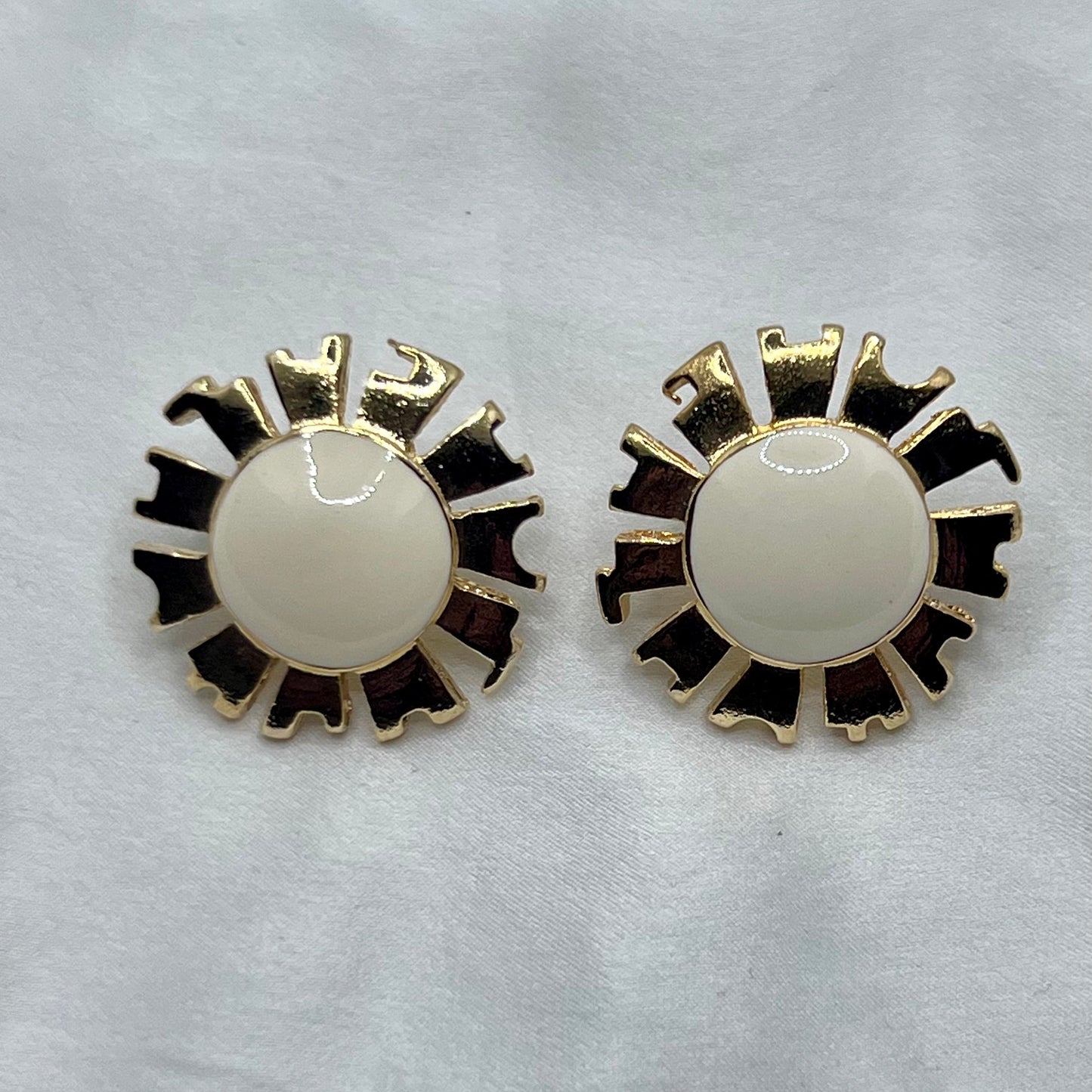 1980s Vintage White Flower Earrings –  Floral Stud Earrings