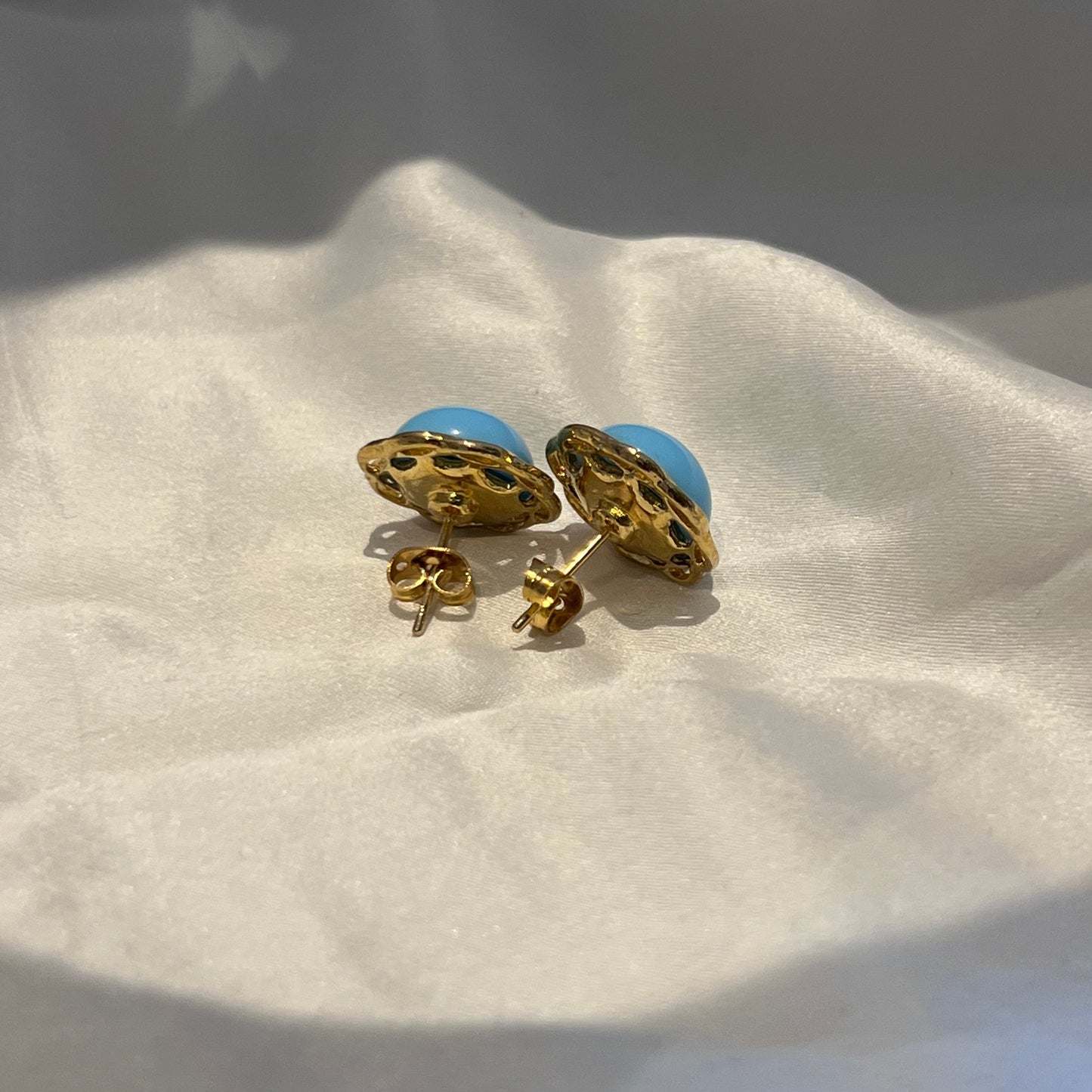 1980s Vintage Blue Cabochon Earrings – Gold-Tone Brass Stud Earrings
