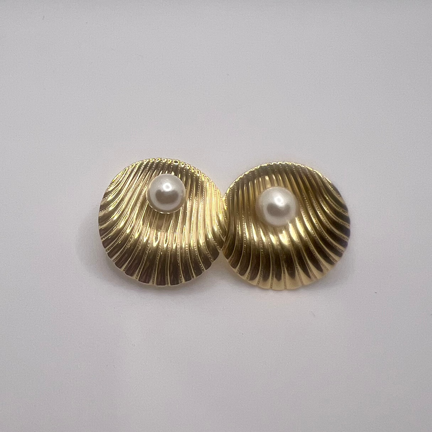 Vintage Shell Pearl Screw-back Earrings
