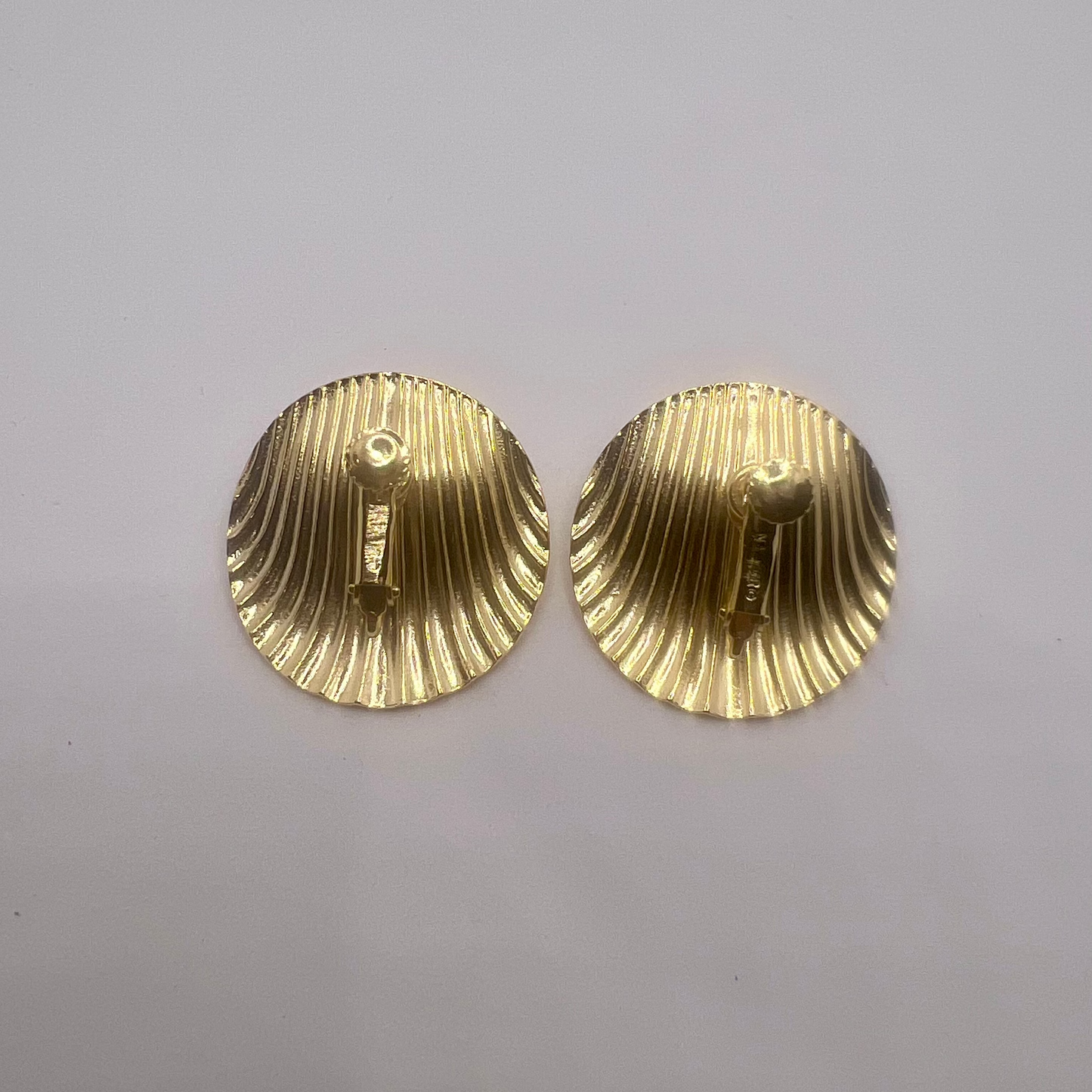 Vintage Shell Pearl Screw-back Earrings