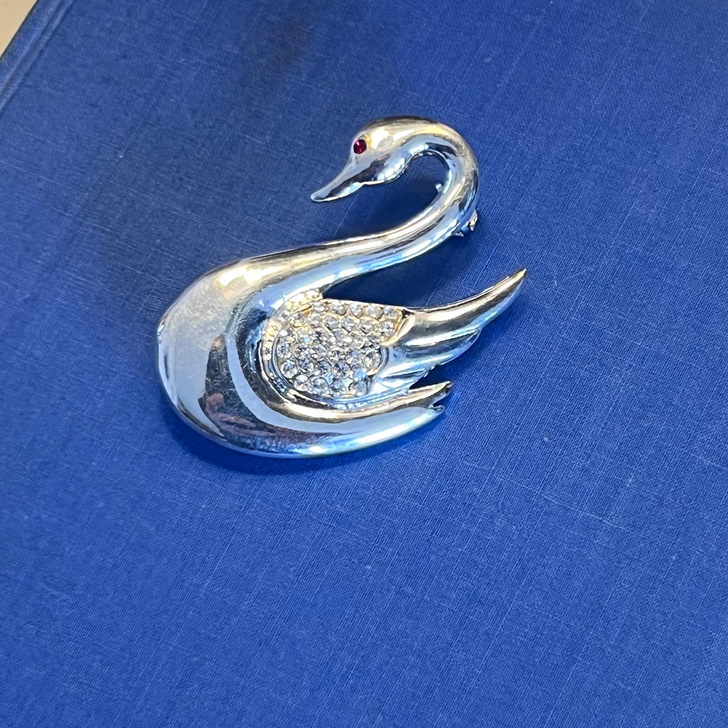 Vintage Swan Brooch / 1980s UK