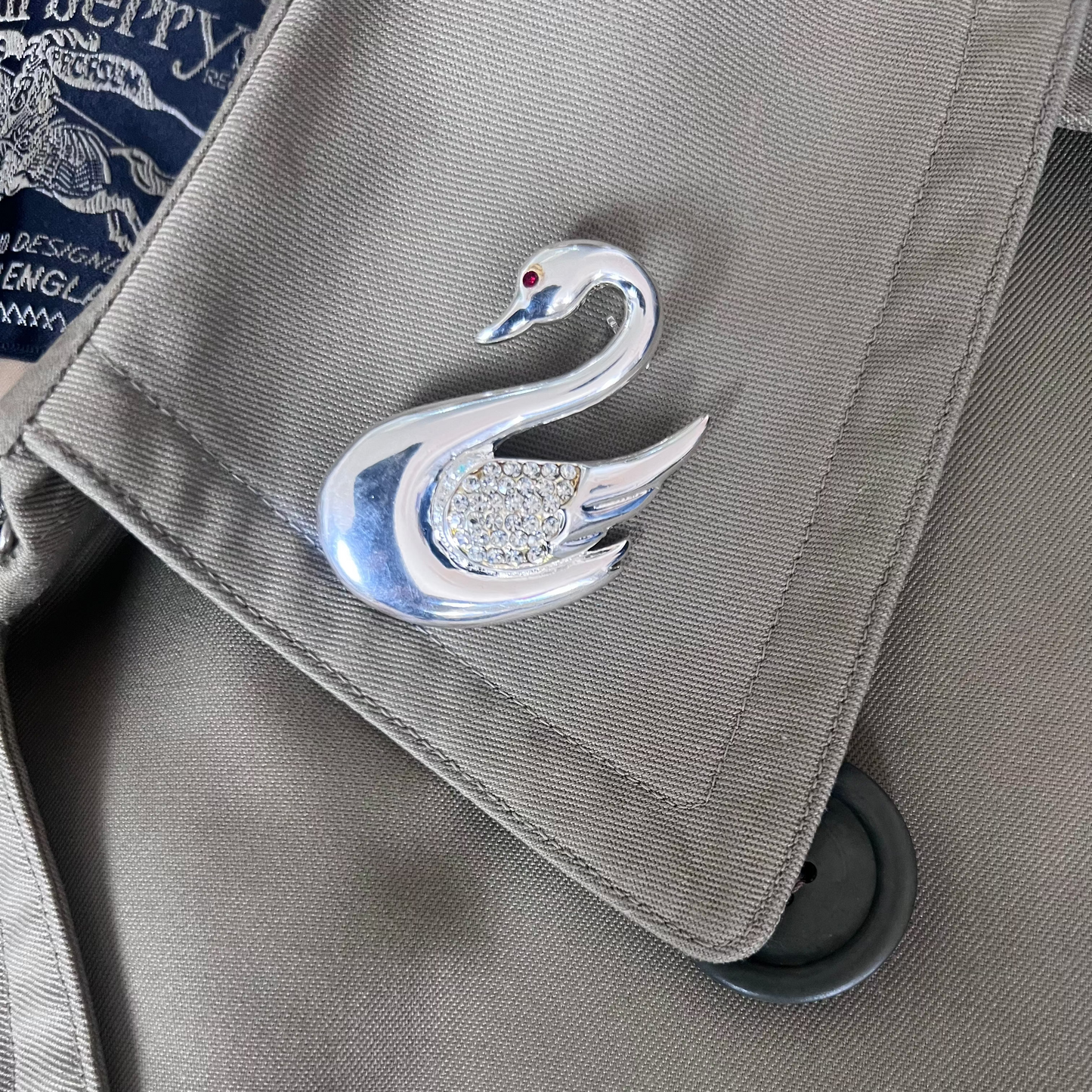 Vintage Swan Brooch / 1980s UK