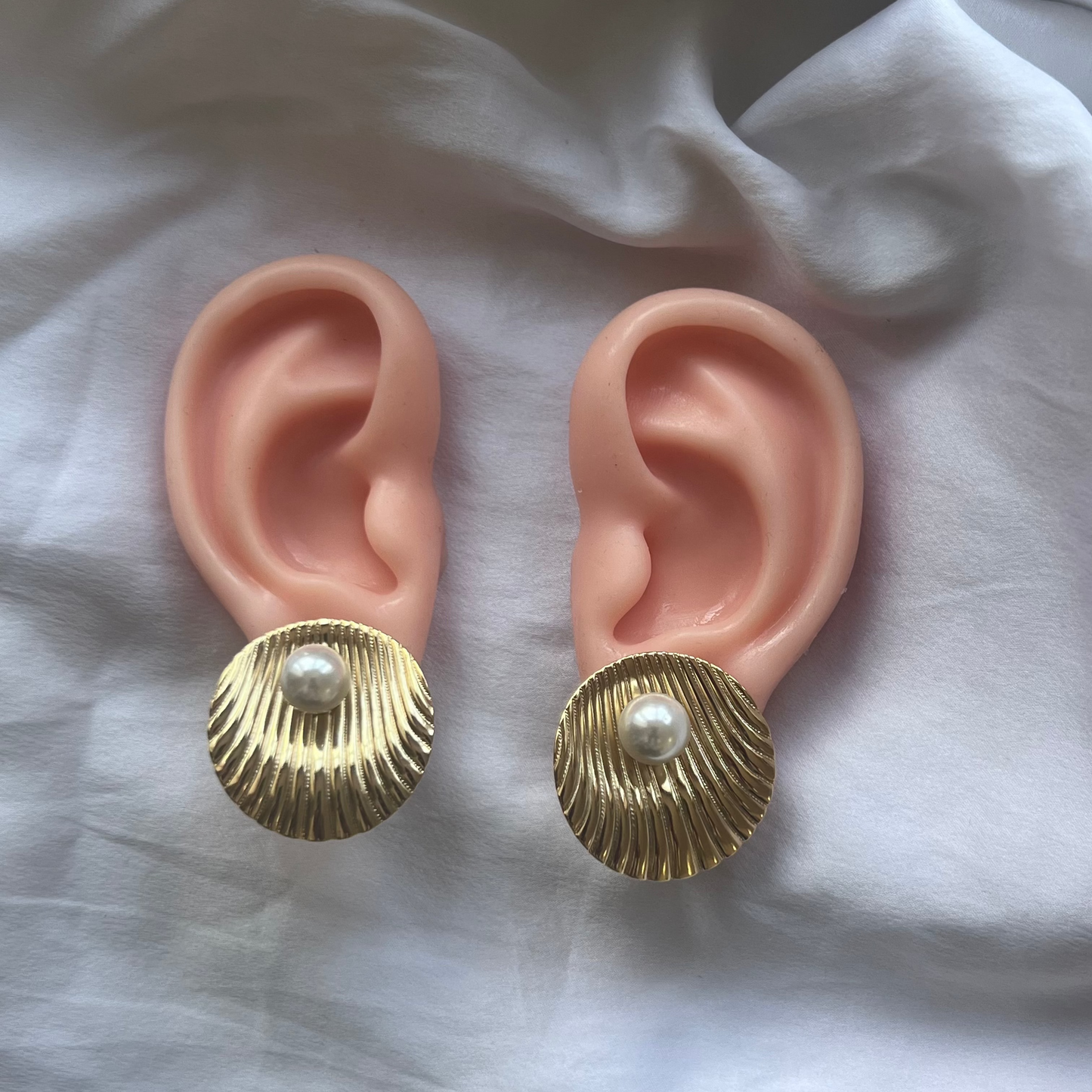 Vintage Shell Pearl Screw-back Earrings